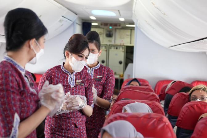 Pramugari Lion Air sedang bertugas melayani penumpang. Lion Air Group membuka peluang kepada generasi muda untuk berkarir sebagai Pramugari dan Pramugara (Foto: Dok. Lion Air Group)