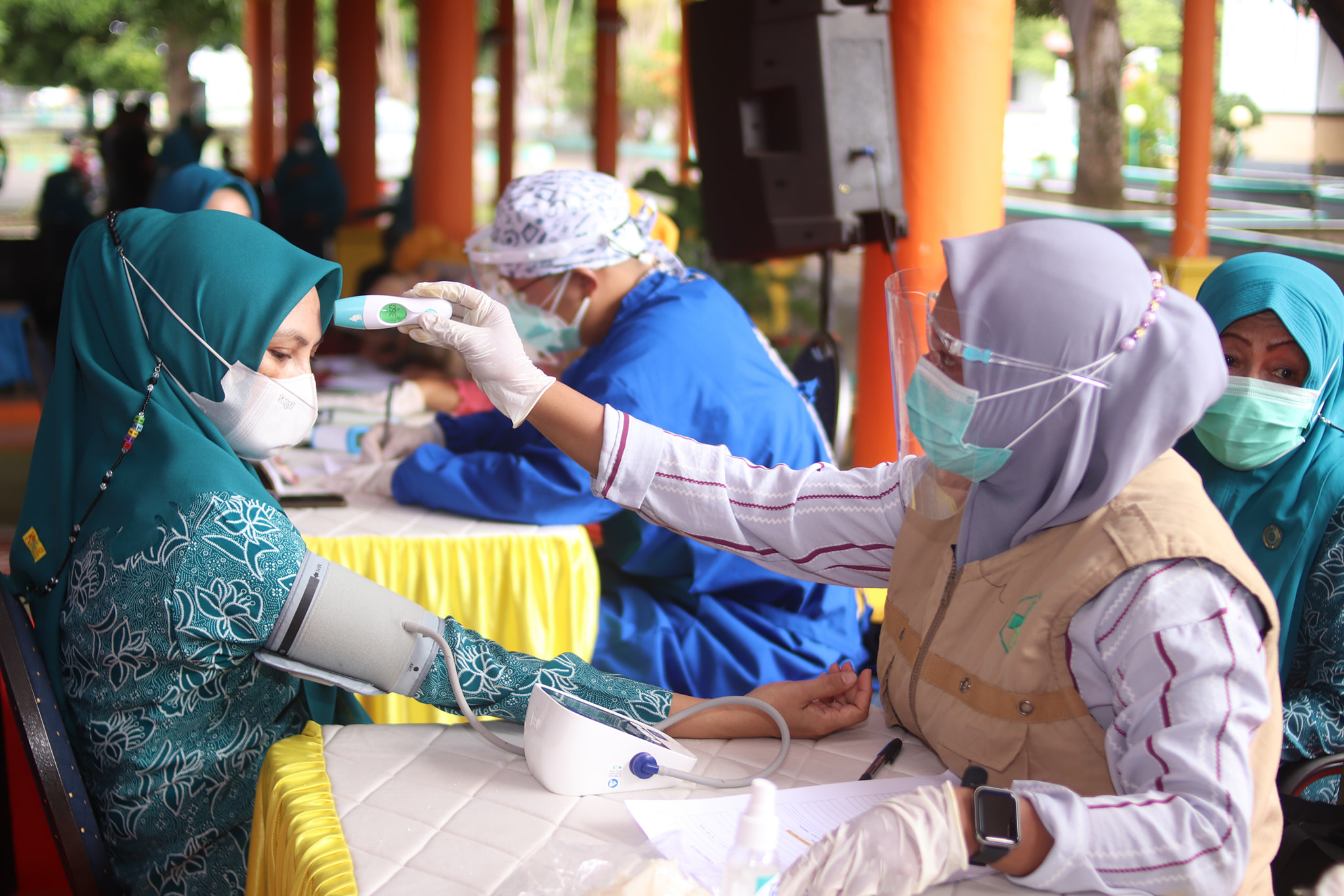Ilustrasi warga menggunakan masker saat pandemi Covid-19. Kebiasaan memakai masker terutama ketika beraktifitas di luar rumah dianjurkan untuk meminimalkan dampak meningkatnya intensitas polusi udara di kota-kota besar seperti halnya Jakarta (Foto: Istimewa)