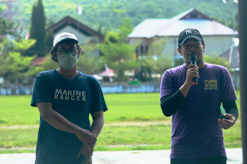 Noir P. Purba (kiri), Dosen Fakultas Perikanan dan Kelautan UNPAD saat mempresentasikan hasil penelitian mengenai sampah plastik di Kepulauan Selayar, Sulawesi Selatan. Foto: Istimewa