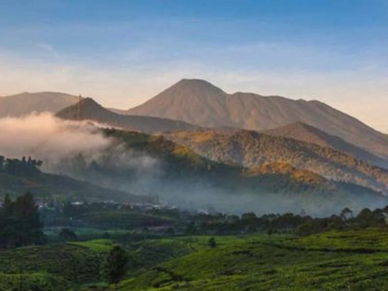 Pemandangan Gunung Gede Pangrango yang terletak di Provinsi Jawa Barat. Gunung ini salah satu destinasi favorit wisatawan pencinta alam untuk dikunjungi. (FOTO: gedepangrango.org)  