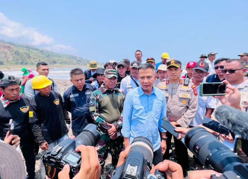 Pj. Gubernur Jawa Barat, Rey Macmudin melayani pertanyaan wartawan saat mengunjungi Pantai Cibutun, Kabupaten Sukabumi, Rabu (4/10/2023). Foto: jabarprov.go.id