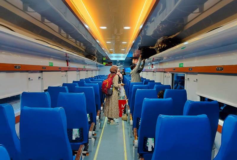 Penumpang hendak menggunakan kereta api kelas ekonomi yang sudah diperbarui oleh PT Kereta Api Indonesia (KAI). (Foto: kai.id)