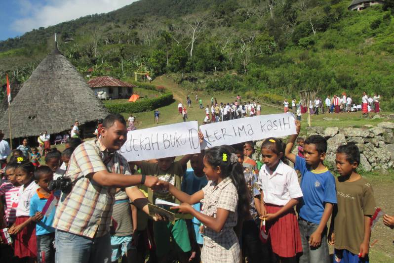 Tim Sedekah Buku Indonesia (SBI) menyerahkan donasi buku kepada sejumlah warga di Flores, Nusa Tenggara Timur. (Foto: Dok. Sedekah Buku Indonesia)