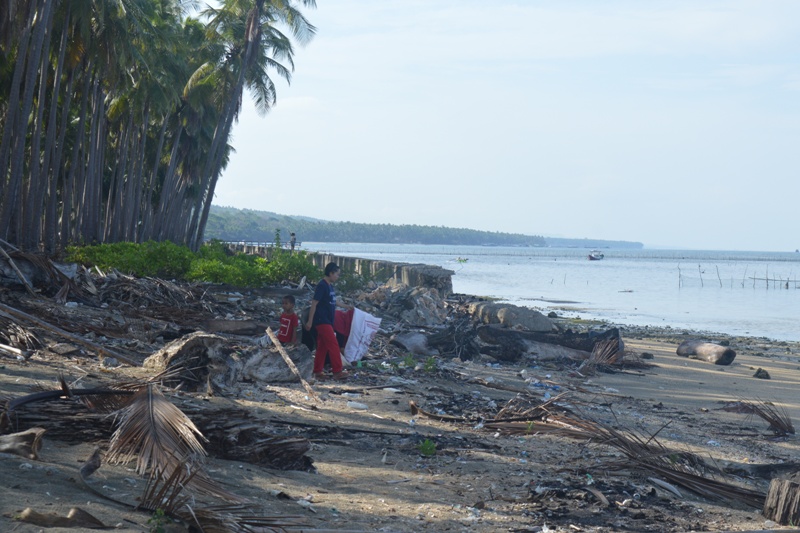 Warga melakukan aktivitas di daerah pesisir. BMKG memberi peringatan dini terkait potensi banjir rob pada enam wilayah di Indonesia. (Foto: Istimewa)