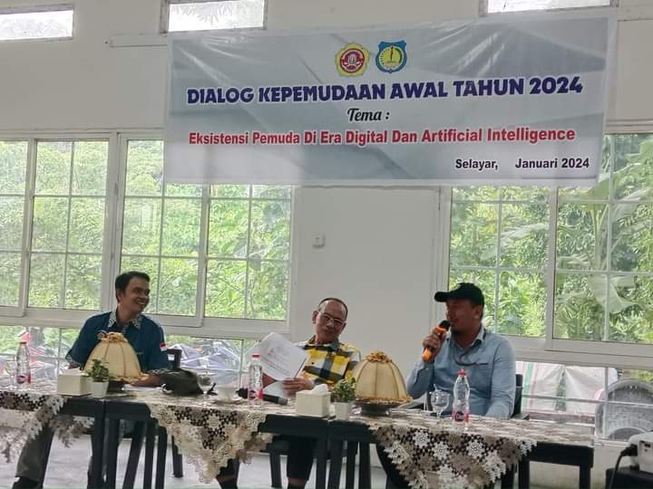 Anggota Dewan Perwakilan Daerah ( DPD ) RI utusan Provinsi Sulawesi Selatan, Ajiep Padindang ( tengah ) menggelar dialog dengan sejumlah pemuda dalam kunjungannya ke Kepulauan Selayar, Rabu (17/1/2024). Foto: Istimewa