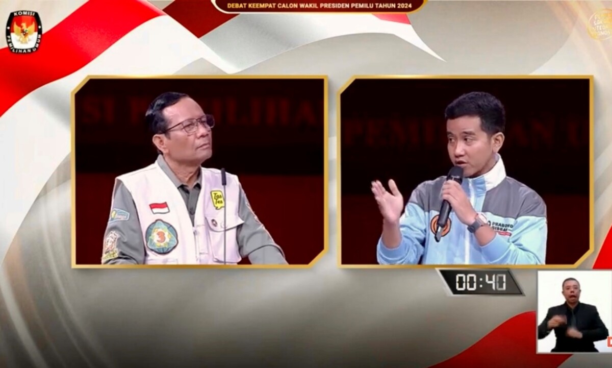 Mahfud MD dan Gibran Rakabuming Raka terlibat debat panas pada debat keempat capres-cawapres, di JCC, Senayan Jakarta, Minggu (21/01/2024) (Foto: YouTube KPU/Tangkapan Layar)