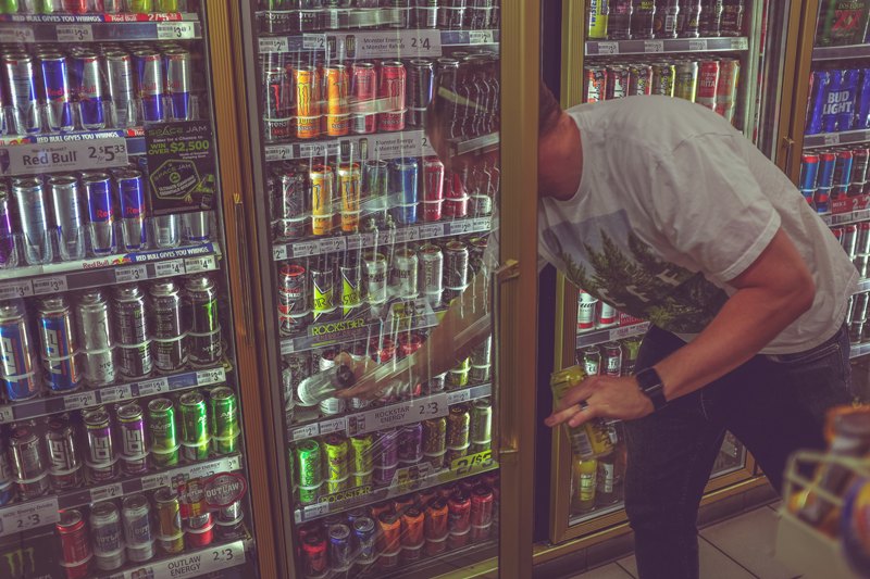 Ilustrasi display minuman berenergi di minimarket. Beberapa negara telah melarang penjualan minuman berenergi untuk remaja dan anak-anak. (Foto: unsplash.com/Kenny Eliason)