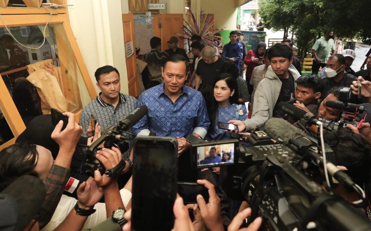 Ketua Umum Partai Demokrat Agus Harimurti Yudhoyono diwawancara wartawan seusai menggunakan hak pilih pada Pemilu 2024, Rabu (14/2/2024).
(Foto: demokrat.or.id)
