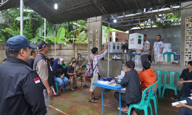 Petugas KPPS melaksanakan pemungutan dan penghitungan suara di sebuah TPS di Kota Tangerang Selatan, Banten, Rabu (14/2/2024). (Foto; bawaslu,go.id)