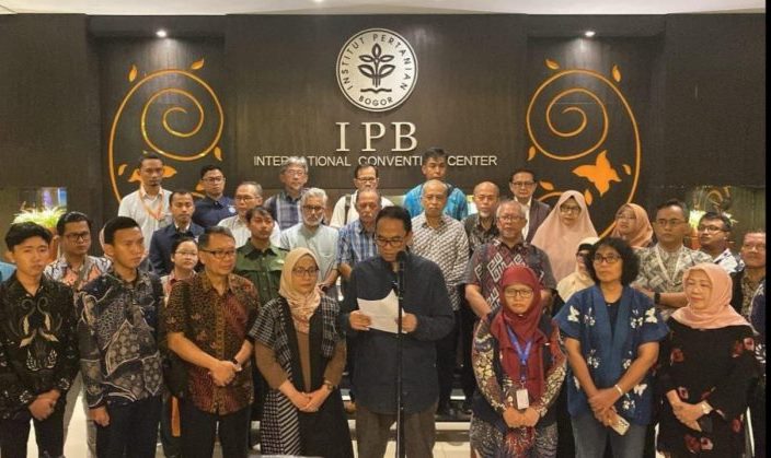 Forum Keluarga Besar IPB menyampaikan seruan demokrasi bermartabat di IPB International Convention Center, Sabtu (3/2/2024). (Foto: korpusipb.com)
