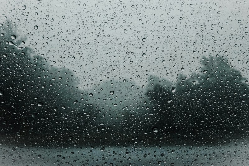 Ilustrasi kondisi cuaca saat hujan. BMKG memprediksi beberapa daerah berpotensi hujan sedang hingga lebat pada hari-H pencoblosan (Foto: unsplash.com/Joy Stamp)