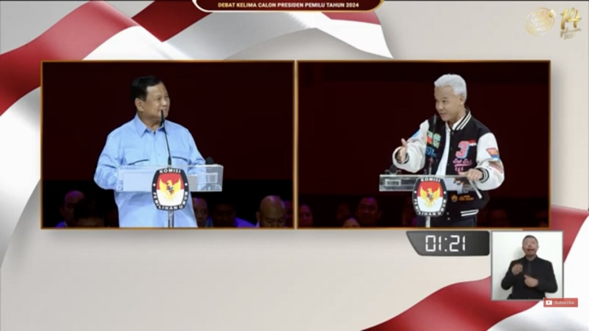 Capres Prabowo Subianto dan Ganjar Pranowo adu argumen pada Debat Capres Kelima di Jakarta Convention Center (JCC) Jakarta, Minggu (4/4/2024) malam. (Foto: YouTube KPU RI)   