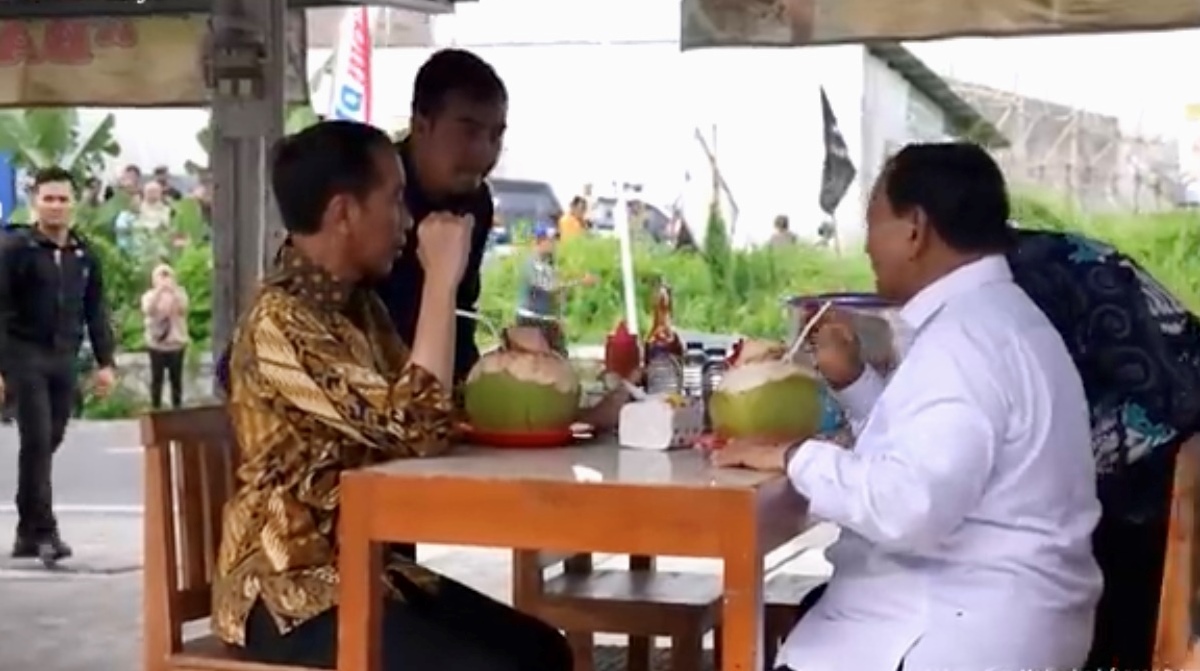 Presiden Jokowi dan Menteri Pertahanan Prabowo Subianto makan bersama di sebuah warung di Magelang, Jawa Tengah, Senin (29/2/2024). (Foto: YouTube Sekretariat Presiden)
