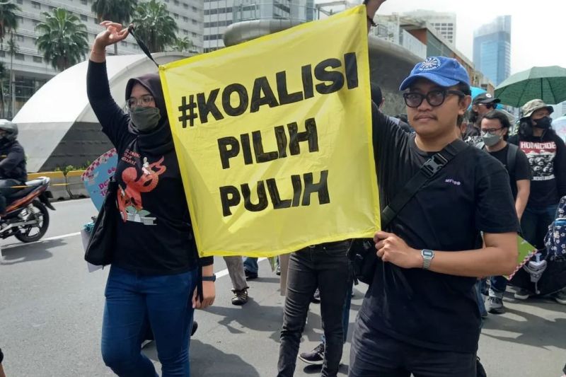 Sejumlah elemen masyarakat sipil melakukan aksi berjalan kaki dari Bundaran HI ke Taman Aspirasi di Jakarta dalam rangka mendorong publik selektif memilih pemimpin pada Pilpres tahun ini. (Foto: instagram.com/@indorelawan)