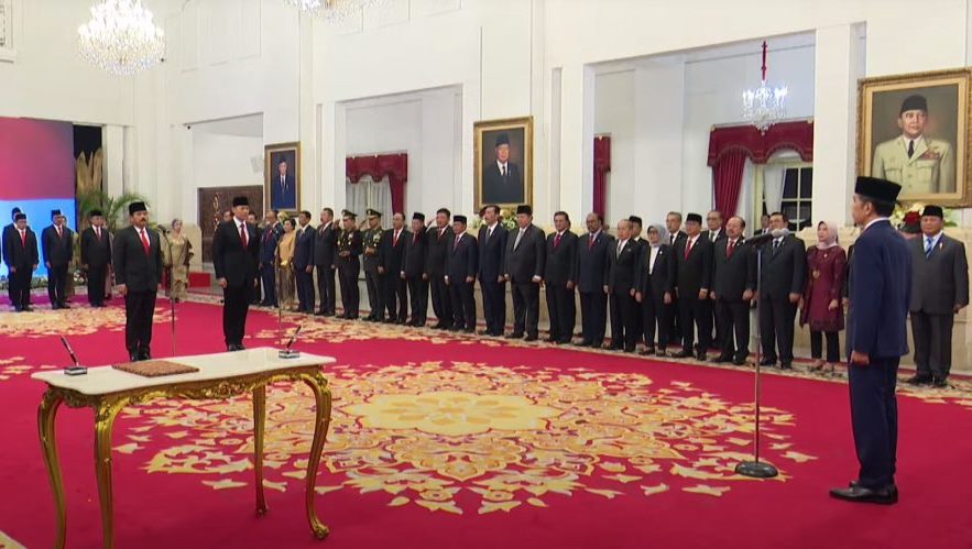 Presiden Jokowi melantik dua orang Menteri Kabinet Indonesia Maju sisa masa jabatan periode tahun 2019-2024 di Istana Negara Jakarta, Rabu (21/2/2024). (Foto: setkab.go.id)



