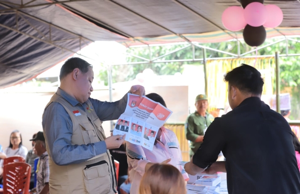 Anggota Bawaslu Herwyn JH Malonda memeriksa surat suara saat melakukan pengawasan di TPS di Minahasa Utara, Sulawesi Utara, Rabu (14/2/2024). (Foto: bawaslu.go.id)
