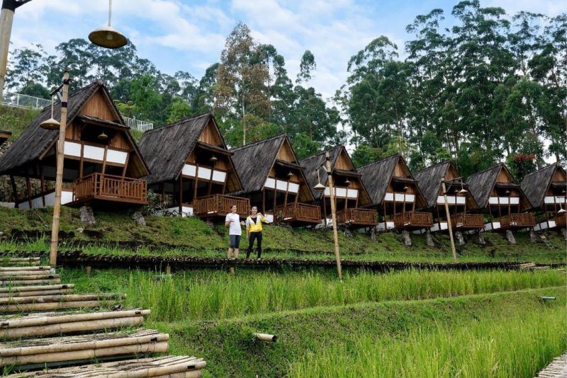 Suasana di Dusun Bambu, salah satu objek wisata di Jawa Barat yang telah bekerjasama dengan operator kereta cepat pada program fasilitas free entry untuk wisatawan dengan menggunakan bukti pembelian tiket whoosh. (Foto: instagram.com/@dusun_bambu)