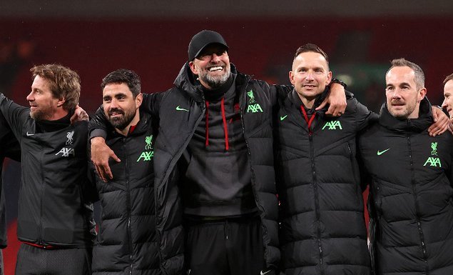 Jurgen Klopp (tengah) bersama tim pelatih Liverpool. (Foto: X/@LFC)