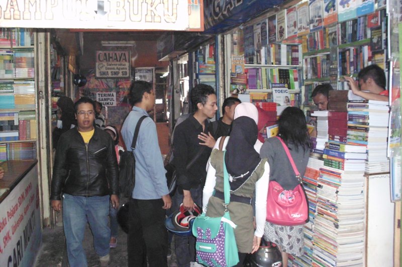 Aktivitas jual beli buku di Pasar Palasari. Tempat ini identik sebagai pusat penjualan buku-buku bekas di Bandung. (Foto: Istimewa)
