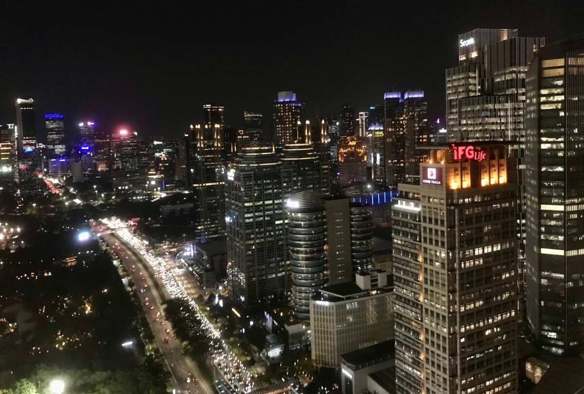 Pemandangan malam hari gedung pencakar langit milik berbagai perusahaan swasta di kawasan Jalan Jenderal Sudirman, Jakarta Pusat. Pemerintah mengingatkan pengusaha agar membayar THR karyawan selambatnya H-7 Lebaran. (Foto: Quarta.id/Eros Amil Maj)  