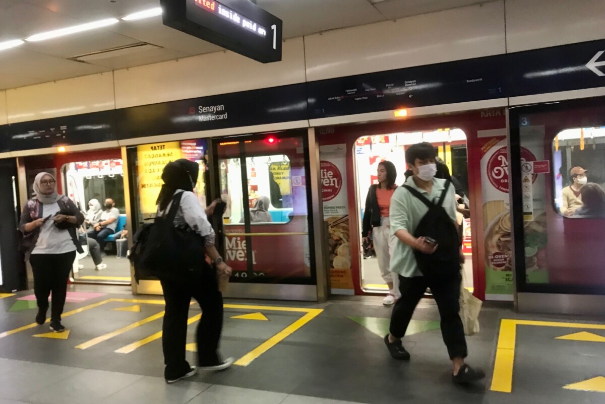 Penumpang MRT naik dan turun di Stasiun Senayan, Jakarta Pusat, Senin (4/3/2024). MRT Jakarta genap lima tahun beroperasi pada 24 Maret 2024. (Foto: Quarta.id/Eros Amil Maj) 