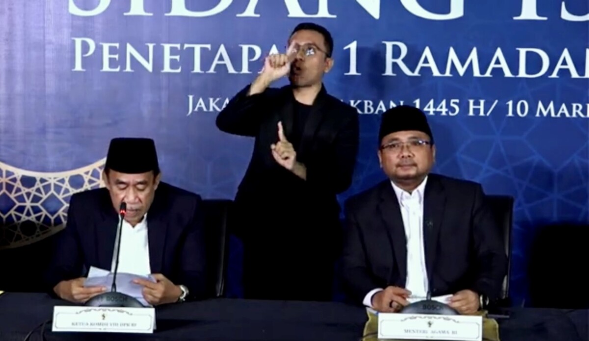 Menteri Agama Yaqut Cholil Qoumas (kanan) dan Ketua Komisi VIII DPR RI Ashabul Kahfi (kiri) menggelar konferensi pers terkait hasil sidang isbat penentuan 1 Ramadan 1445 H/2024 M di Jakarta, Minggu (10/3/2024). (Foto: YouTube Kemenag RI/Tangkapan layar 