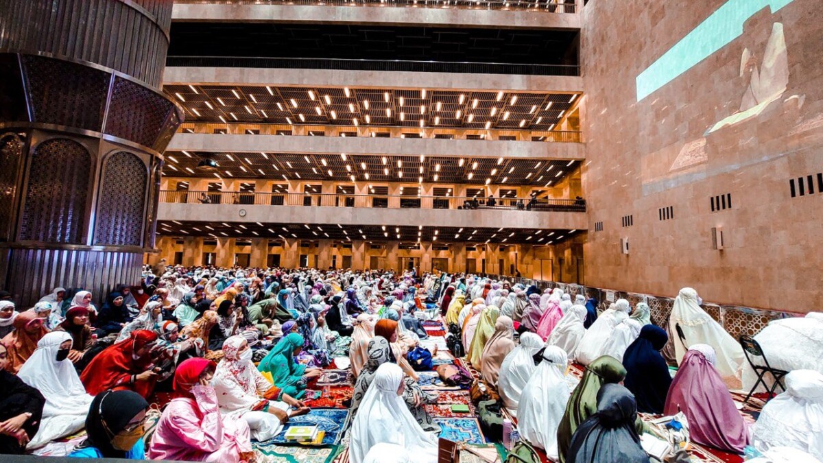 Umat Islam mengikuti ibadah salat Tarawih di Masjid Istiqlal, Jakarta Pusat pada malam bulan Ramadhan 1443 H/2022 M lalu. (Foto: istqlal.or.id)   