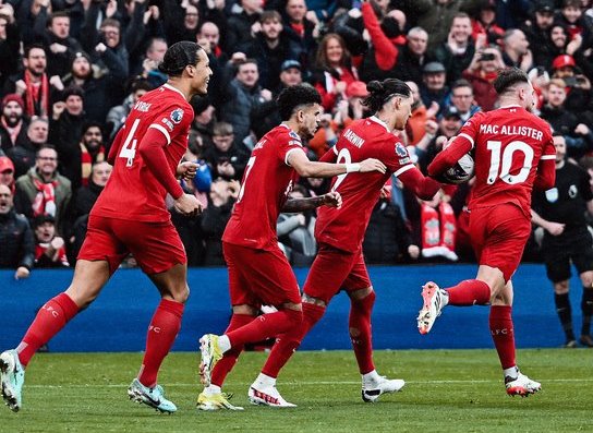 Pemain Liverpool merayakan gol ke gawang Manchester City pada pertandingan pekan ke-28 Premier League di Stadion Anfield, Minggu (10/3/2024) malam WIB. Skor kedua tim berakhir imbang-1-1.  (Foto: X/@LFC)