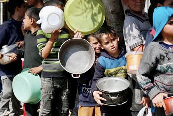 Amak-anak Gaza sedang mengantre makanan. Bantuan makanan diharapkan bisa segera masuk ke Gaza menyusul keluarnya resolusi Dewan Keamanan PBB yang menyerukan genjatan senjata antara Hamas dan israel. (Foto: UNRWA/un.org)