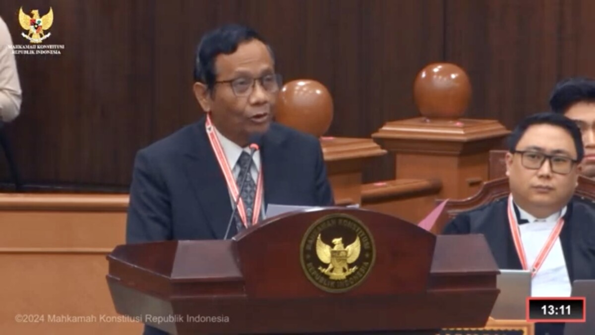Calon wakil presiden nomor urut 3 Mahfud MD menyampaikan permohonan gugatan hasil Pilpres 2024 pada sidang Mahkamah Konstitusi (MK) di Gedung MK, Jakarta, Rabu (27/3/2024). (Foto: YouTube Mahkamah Konstitusi/Screenshot)