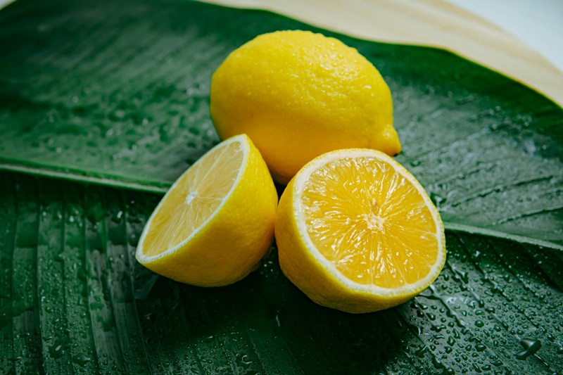Lemon dan beberapa jenis buah lainnya, tidak disarankan untuk dikonsumsi saat berpuasa. (Foto: unsplash.com/Han Lahandoe)