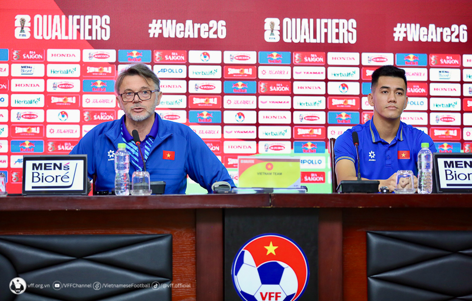 Pelatih Vietnam Philippe Troussier (kiri) menggelar konferensi pers jelang laga melawan Timnas Indonesia, Senin (25/3/2024). (Foto: en.vff,vn)