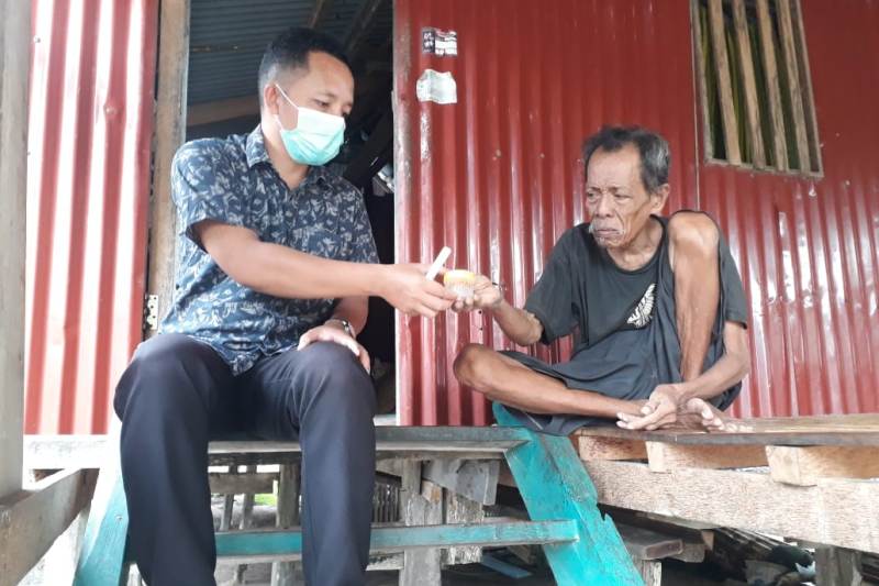 Aktivitas petugas kesehatan melakukan deteksi dini kasus TBC. (Foto: Istimewa)