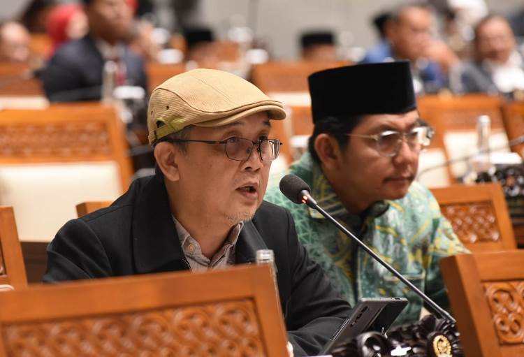 Anggota Fraksi PKS Aus Hidayat Nur menyatakan dukungannya pada penggunaan hak angket kecurangan pemilu saat rapat paripurna DPR, Selasa (5/3/2024). (Foto: dpr.go.id)   