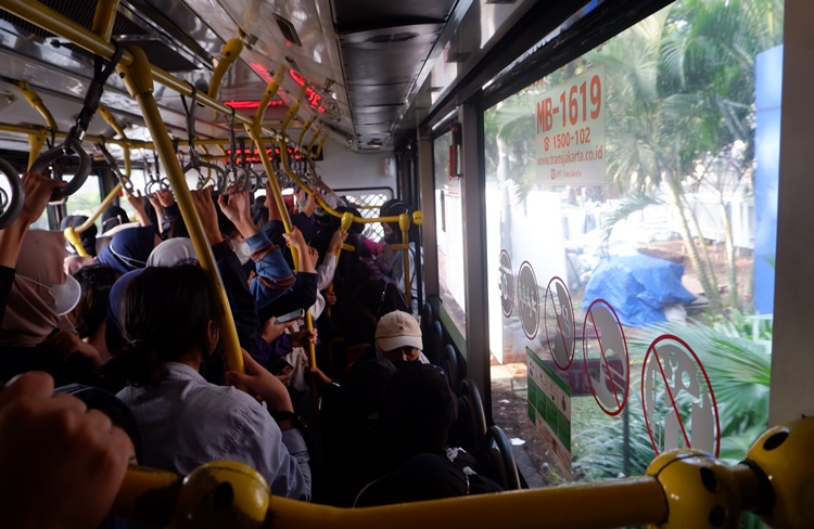 Penumpang penuh dan berdesakan di dalam sebuah bus Transjakarta beberapa waktu lalu. Jumlah penumpang Transjakarta melonjak pada Januari 2024. (Foto: Quarta.id/Eros Amil Maj)