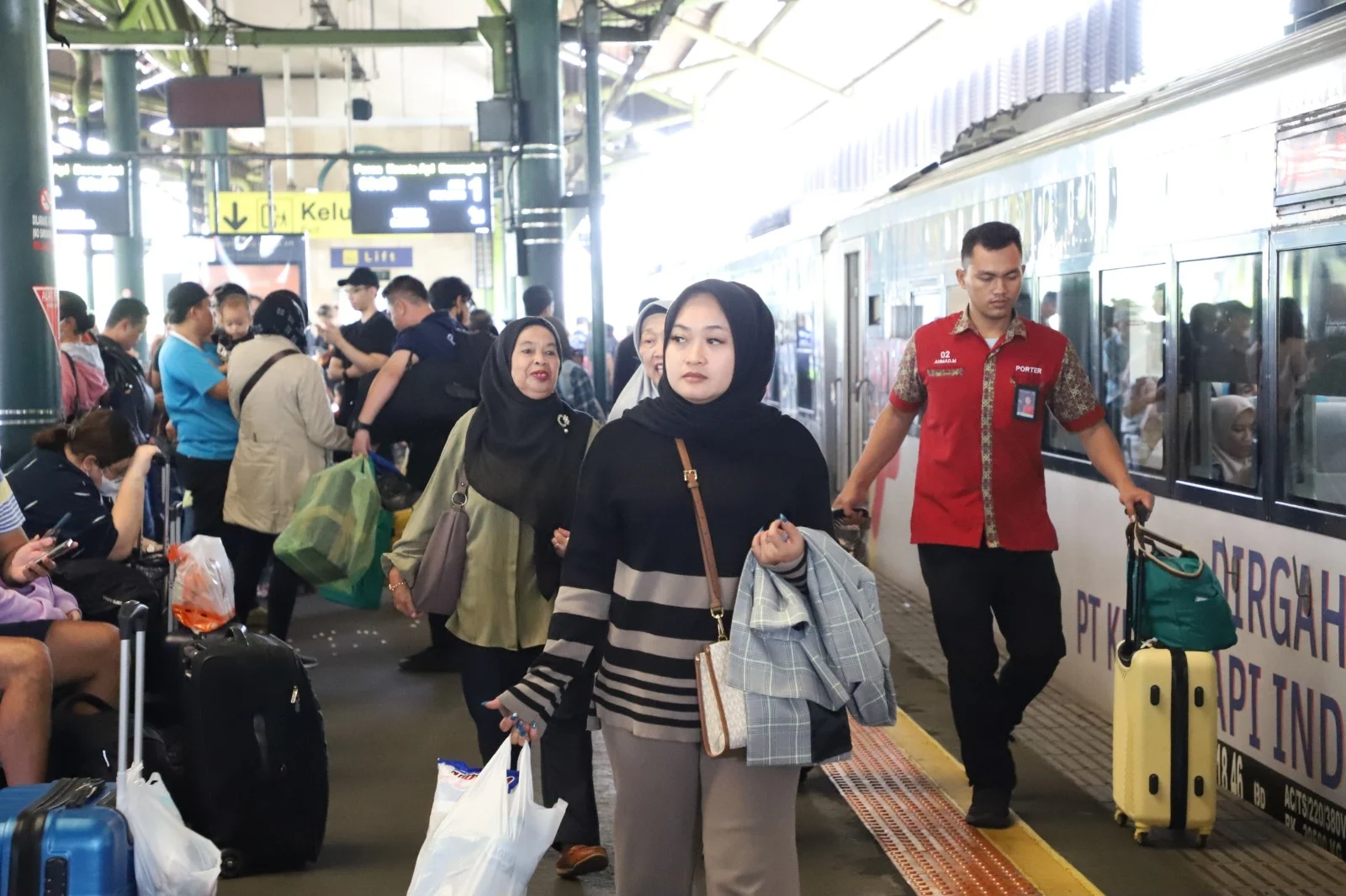 Penumpang bersiap menaiki kereta api dari Stasiun Gambir, Jakarta Pusat. Kereta Api merupakan moda transportasi yang paling diminati masyarakat pada mudik Lebaran Idulfitri kali ini berdasarkan hasil survei Kementerian Perhubungan. (Foto; kai.id) 