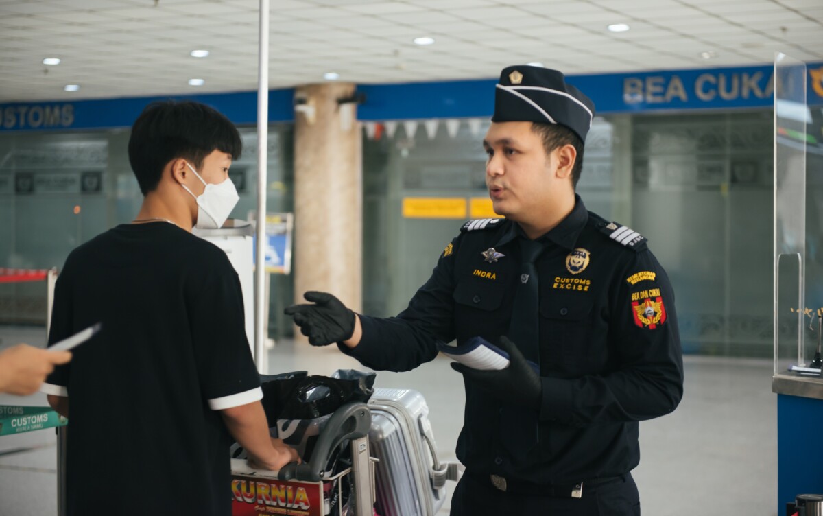 Petugas Bea Cukai bandara sedang  memeriksa dokumen penumpang yang tiba dari luar negeri. (Foto: beacukai.go.id)  
