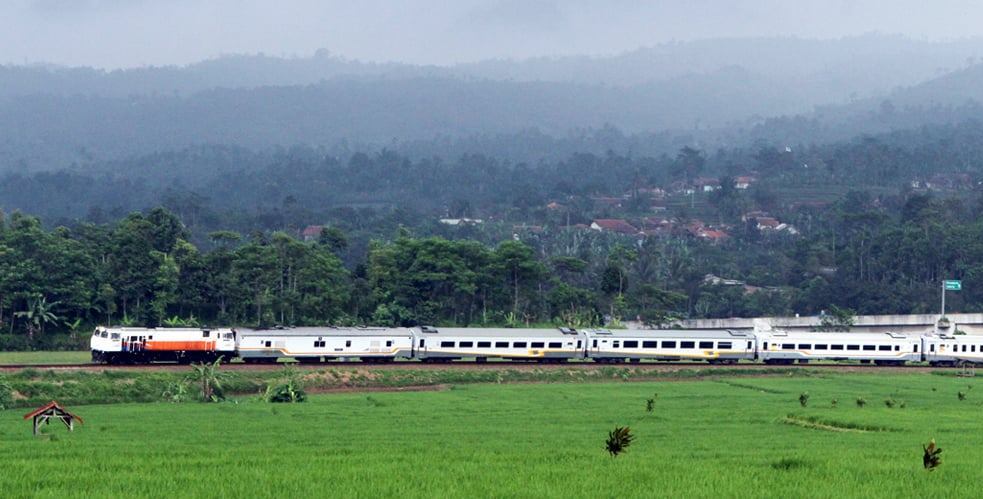 Kereta api juga menjadi moda angkutan untuk melayani warga yang ingin mudik gratis pada Lebaran 2024. (Foto: kai.id)  