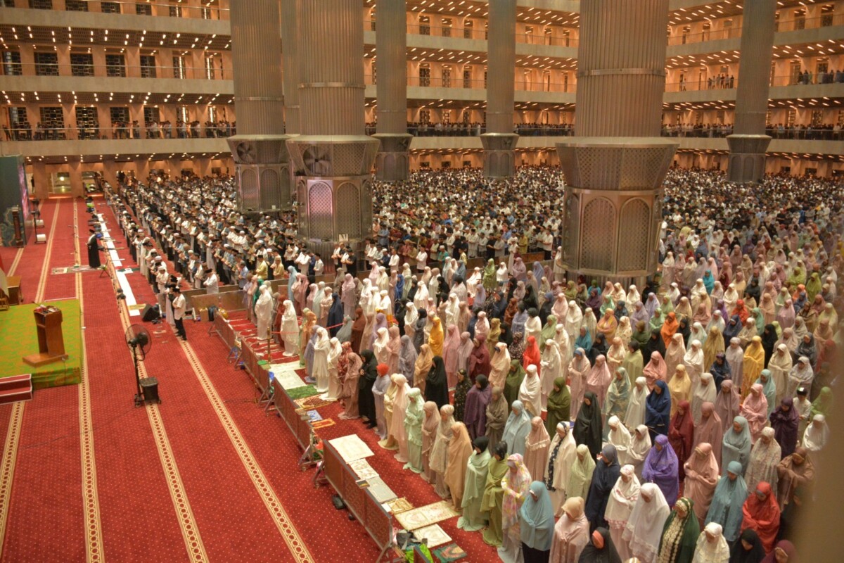Umat Islam menggelar salat Tarawih di Masjid Istiqlal, Jakarta Pusat,  pada saat bulan Ramadan. Pemerintah menetapkan 1 Syawal 1445 atau Lebaran Idulfitri jatuh pada Rabu (10/4/2024). (Foto: istiqlal.or.id)