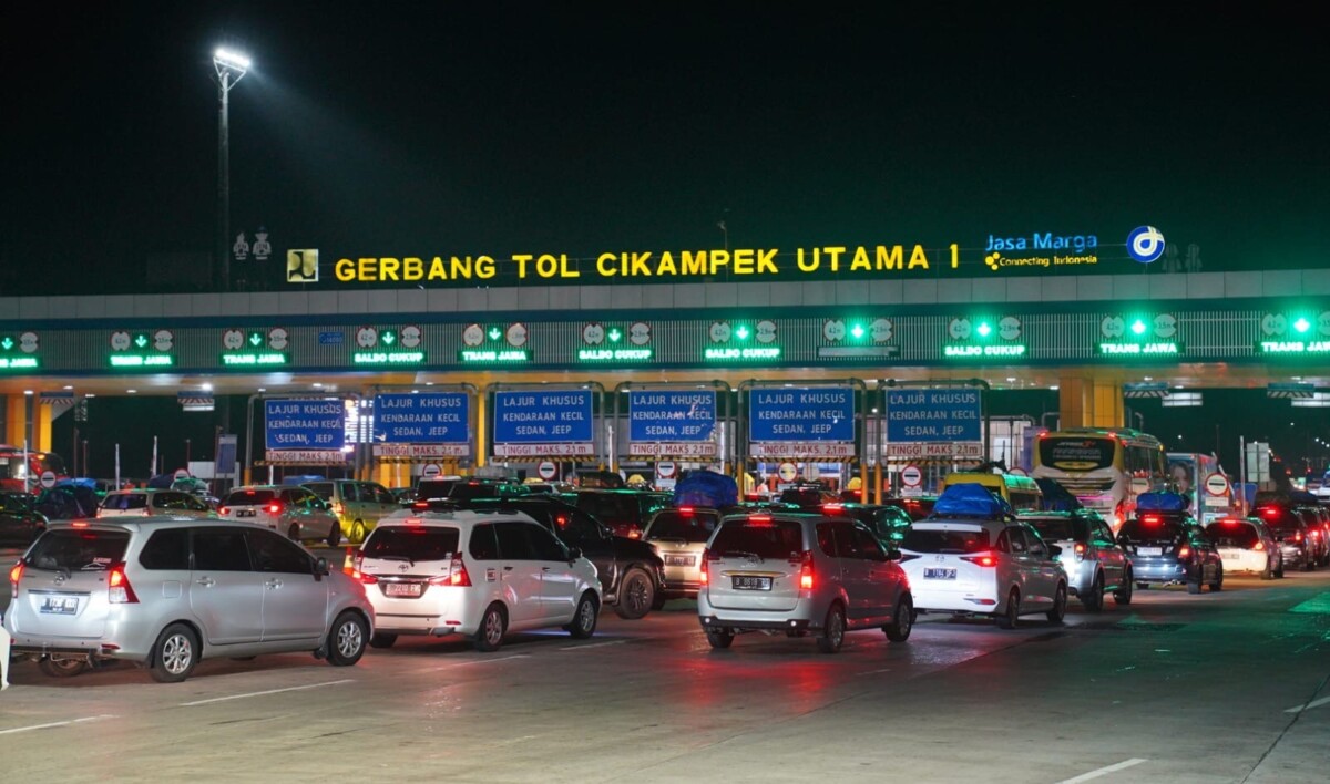 Kendaraan pemudik mengantre di gerbang Tol Cikampek Utama, Jumat (5/7/2024). (Foto: jasamarga,com)