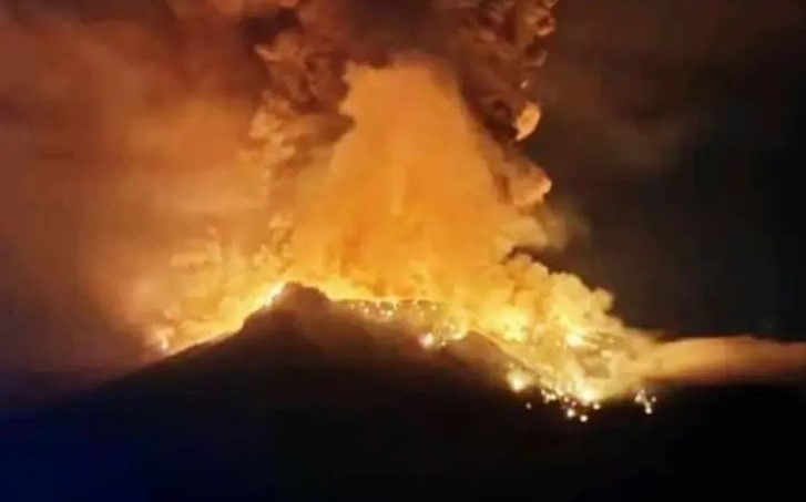 Gunung Ruang di Kabupaten Sitaro, Sulawesi Utara, mengalami erupsi. (Foto: BPBD Kabupaten Sitaro) 