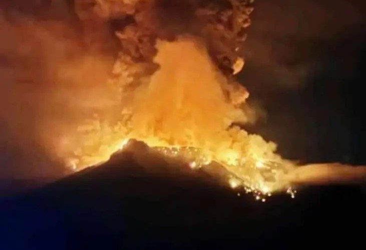 Pemandangan Gunung Ruang yang mengalami erupsi pada Rabu (17/3/2024) dini hari. (Foto: BPBD Kabupaten Sitaro) 