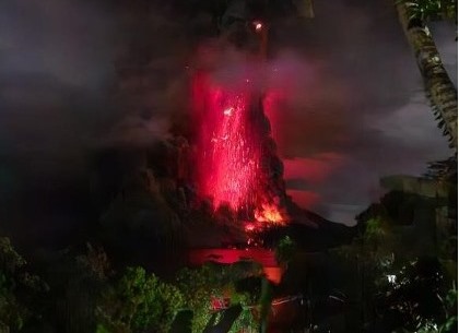 Pengamatan visual Gunung Ruang di Sulawesi Utara saat mengalami erupsi pada Rabu (17/4/2024) malam pukul 20.15 Wita. (Foto: vsi.esdm.go.id)