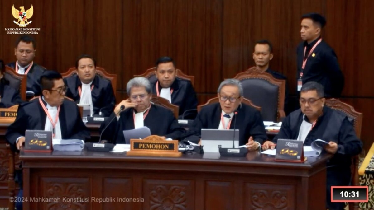 Kuasa hukum pasangan calon nomor urut 3 Ganjar Pranowo-Mahfud MD mengikuti sidang sengketa Pilpres 2024  di Gedung Mahkamah Konstitusi (MK), Selasa (2/4/2024) 