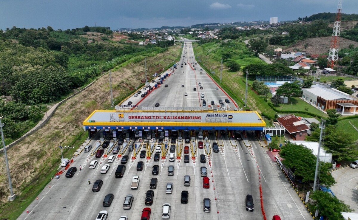 Kendaraan sedang mengantre memasuki gerbang tol Kalikangkung Semarang, Jawa Tengah. Puncak arus balik Lebaran Idulfitri 1445 H/2024 M diperkirakan terjadi pada Minggu-Senin (14-15/4/2024) (Foto: jasamarga.com)