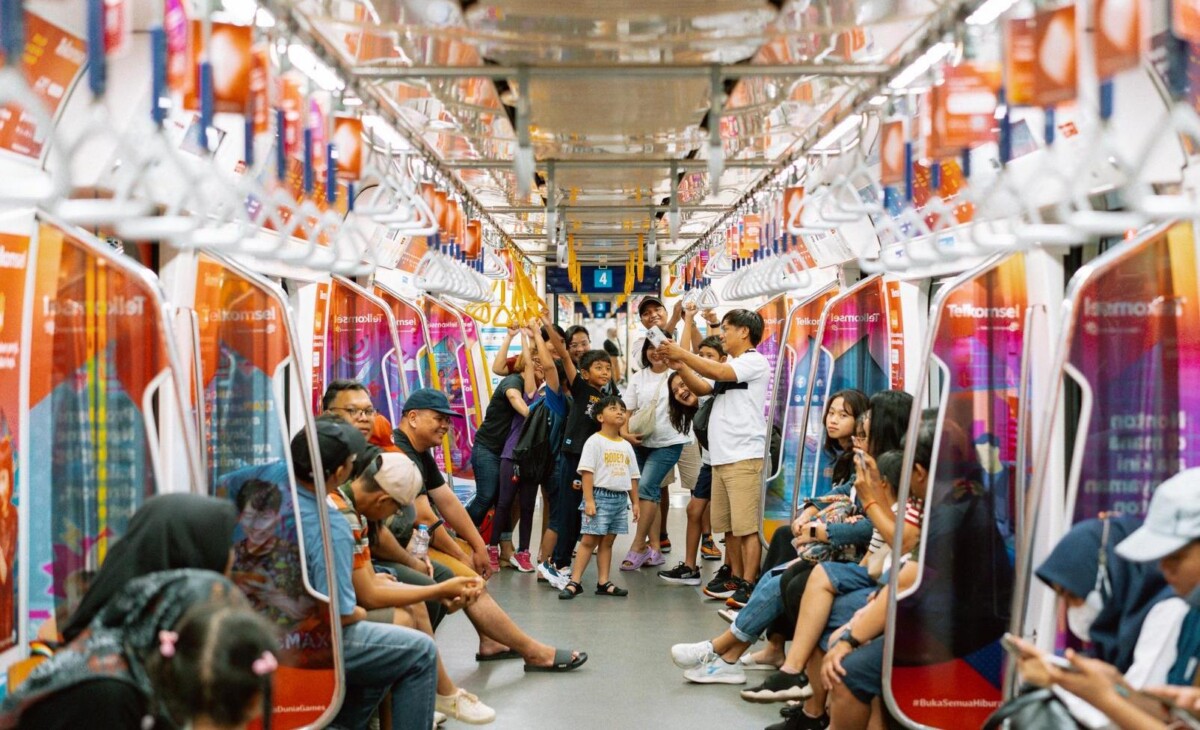 Penumpang memadati gerbong MRT. Jumlah pengguna MRT selama dua hari libur Lebaran Idulfitri 1445 H/2024 M mencapai 70.000 orang. (Foto: jakartamrt.co.id) 