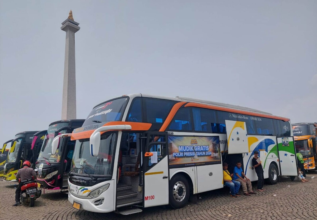 Bus gratis untuk mudik Lebaran 2024 disiapkan di kawasan Monas, Jakarta Pusat, untuk mengangkut masyarakat pulang ke sejumlah kota di Pulau Jawa. (Foto: MTI)  