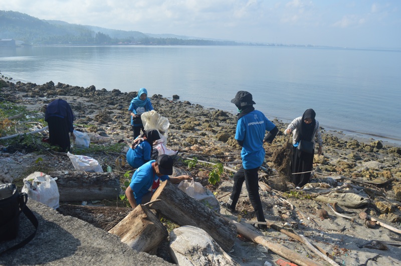 Relawan Penjaga Bumi dari Gerakan Selayar Bebas Sampah Plastik (SBSP) di Kepulauan Selayar, Sulawesi Selatan. (Foto: Istimewa)