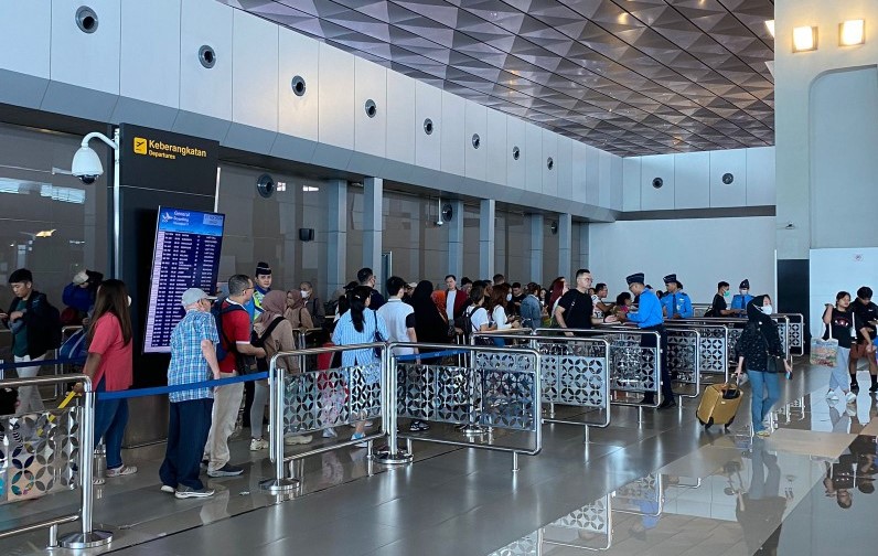 Penumpang mengantre di pintu pemeriksaan tiket Bandara Internasional Soekarno-Hatta. Pada arus mudik Lebaran baru lalu, Denpasar merupakan destinasi paling banyak dituju penumpang. (Foto: PT Angkasa Pura 2) 