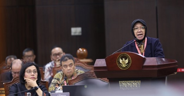 Menteri Sosial Tri Rismaharini memberikan keterangan dalam sidang penyelesaian sengketa Pilpres 2024 di Gedung Mahkamah Konstitusi Jakarta, Jumat (5/4/2024). (Foto: mkri.id)